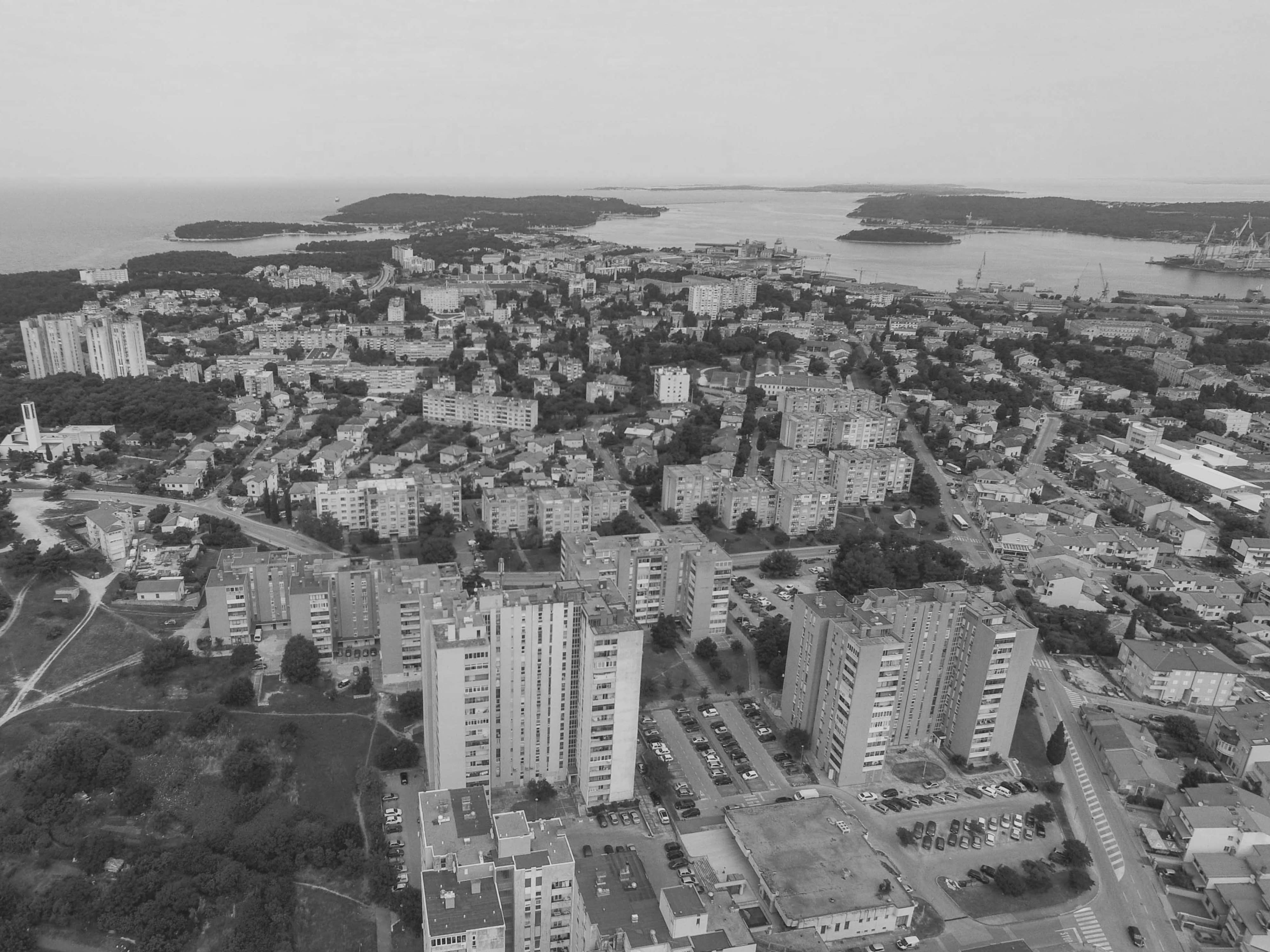 PULA ZAVIJENA U CRNO Muškarac pao s krova zgrade tijekom radova pa preminuo u bolnici